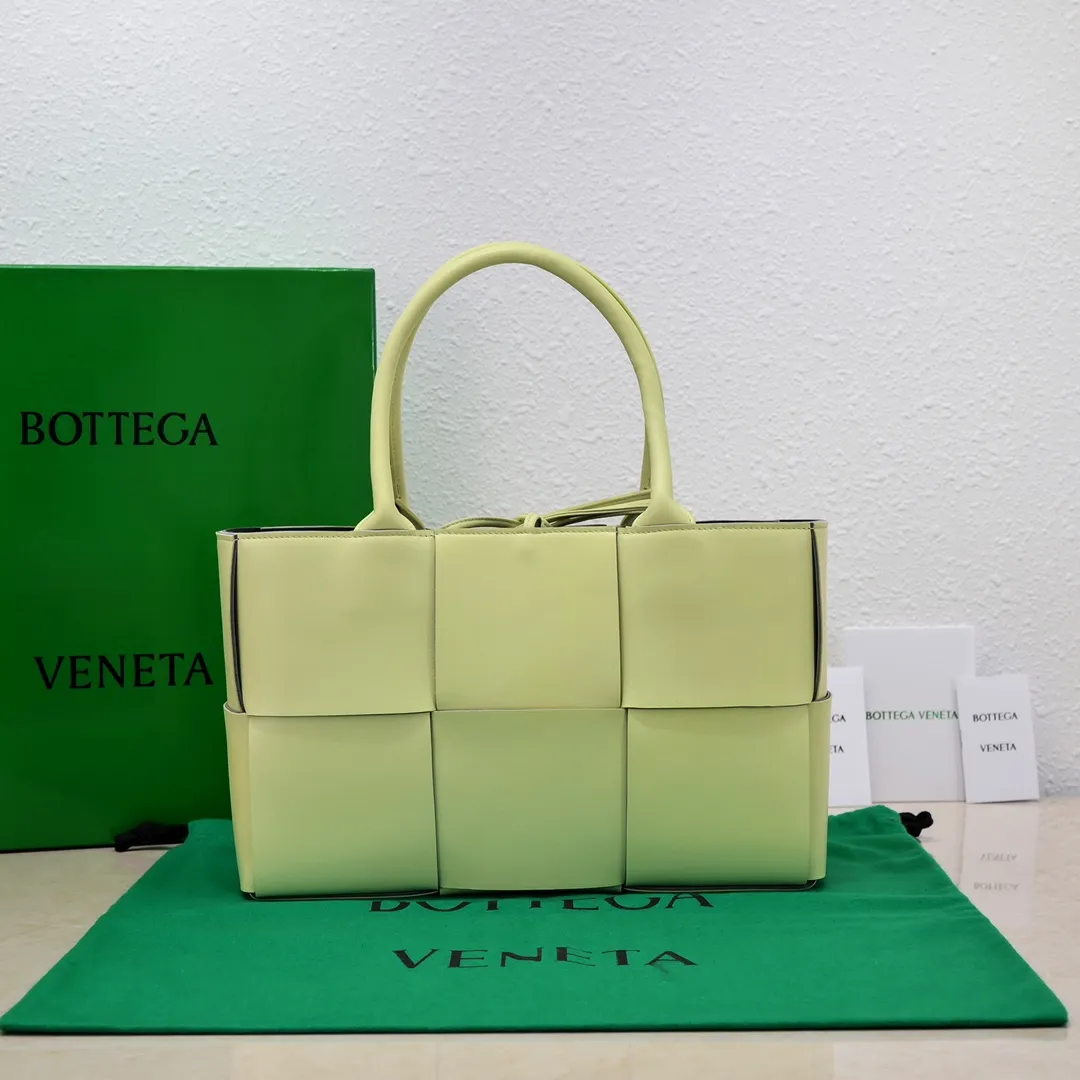 Batch 1760 small arco, BottegaVeneta# official website latest cowhide leather with inner sheepskin SLIP tote handbag, and the logo has been changed to the side panel😍The oversized woven design really makes it a huge gap from ordinary tote bags🔗🔗Different color combinations inside and outside ⛓Daniel Lee leads the brand's DNA to continue to evolve with fresh inspiration🧬🧬showing a balanced style of luxury and reality👉: 30*20*12 Model: 9893# Delete Remove Download Refresh Pin Edit Share with one click